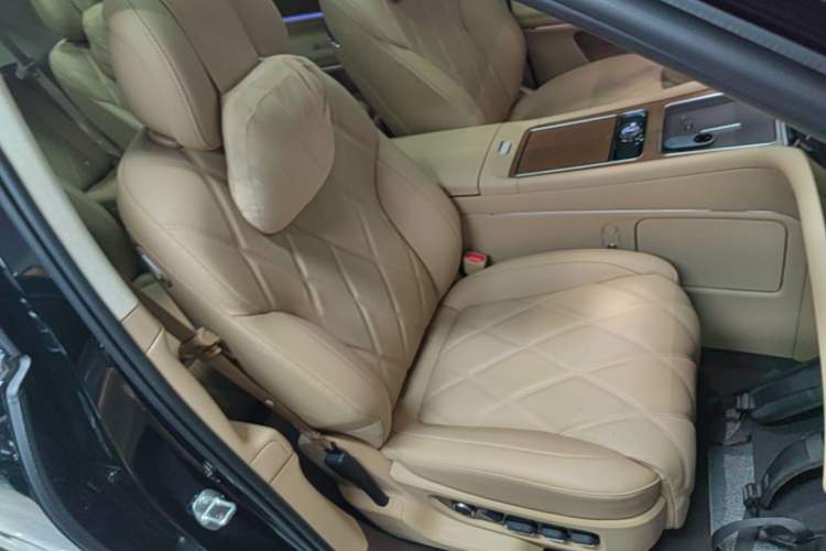 Used Hima AITO M9 2025 Extended-Range Ultra Version 52 kWh 6-Seater Right Front Seat