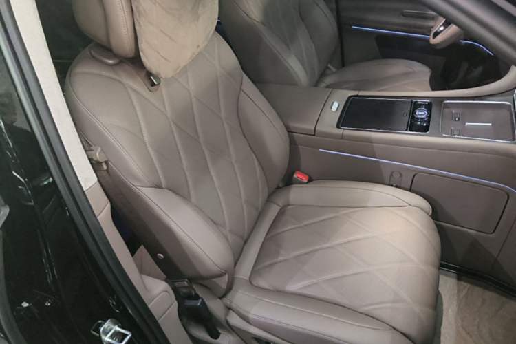 Used Hima AITO M9 2025 Extended-Range Ultra Version 52 kWh 6-Seater Right Front Seat