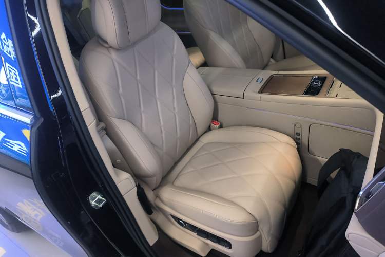 Used Hima AITO M9 2025 Extended-Range Ultra Version 52 kWh 6-Seater Right Front Seat