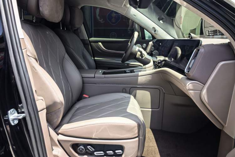 Used Hima AITO M9 2025 Extended-Range Ultra Version 52 kWh 6-Seater Right Front Seat