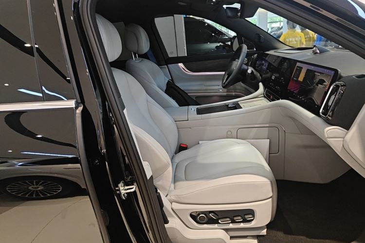 Used Hima AITO M9 2025 Extended-Range Ultra Version 52 kWh 6-Seater Right Front Seat