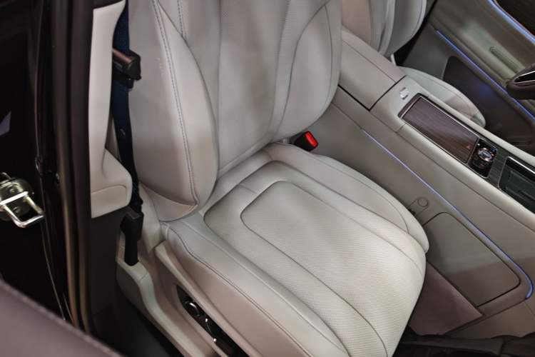 Used Hima AITO M9 2025 Extended-Range Ultra Version 52 kWh 6-Seater Right Front Seat