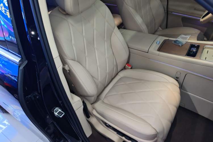 Used Hima AITO M9 2025 Extended-Range Ultra Version 52 kWh 6-Seater Right Front Seat