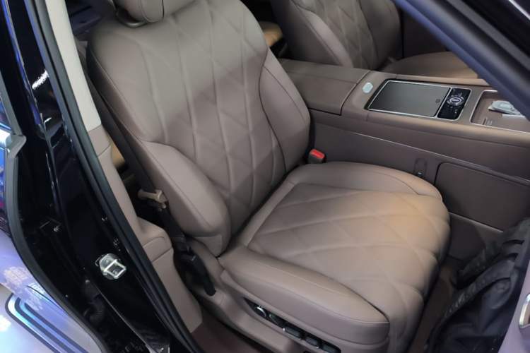 Used Hima AITO M9 2025 Extended-Range Ultra Version 52 kWh 6-Seater Right Front Seat