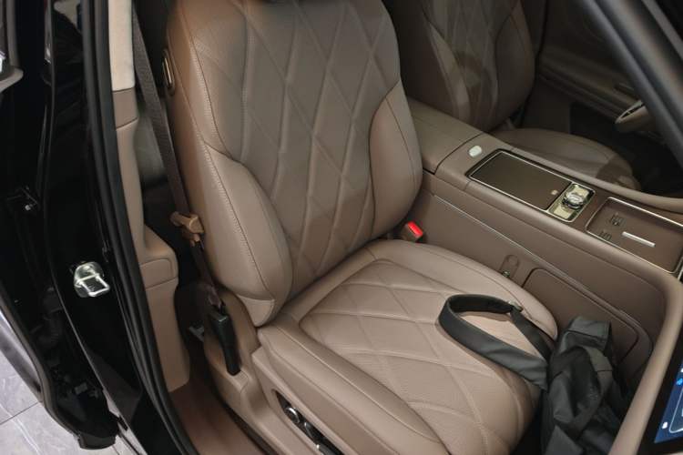Used Hima AITO M9 2025 Extended-Range Max Version 52 kWh 6-Seater Edition Right Front Seat