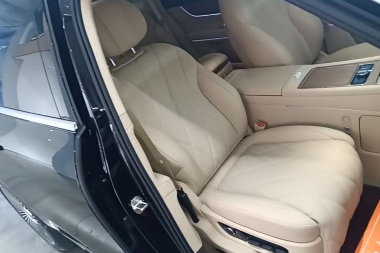 Used Hima AITO M9 2025 Extended-Range Ultra Version 52 kWh 6-Seater Right Front Seat