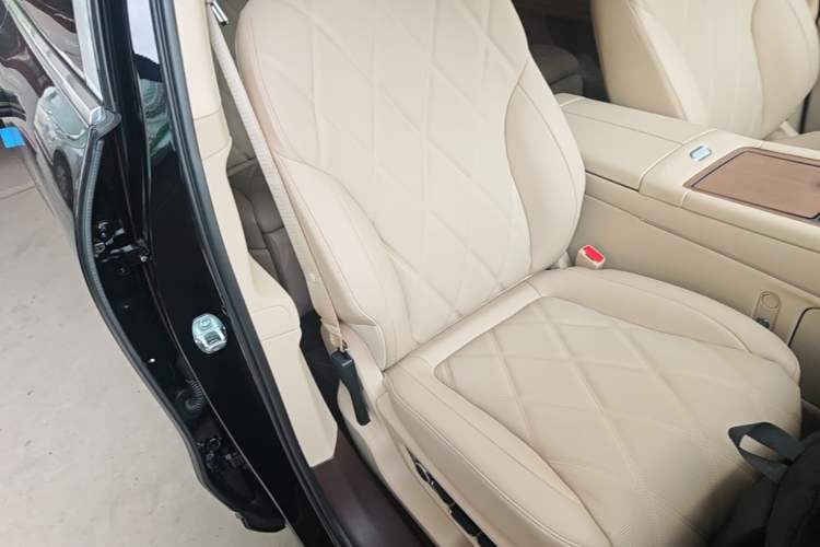 Used Hima AITO M9 2025 Model Range-Extended Ultra Edition 52kWh 6-seater (896-line LiDAR) Right Front Seat