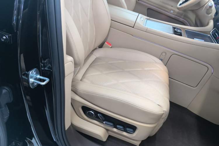 Used Hima AITO M9 2025 Extended-Range Ultra Version 52 kWh 6-Seater Right Front Seat