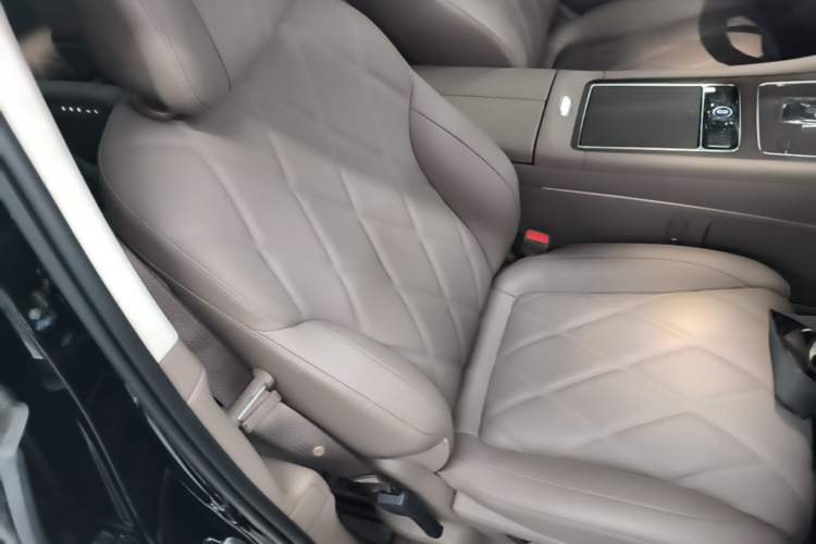 Used Hima AITO M9 2025 Extended-Range Ultra Version 52 kWh 6-Seater Right Front Seat