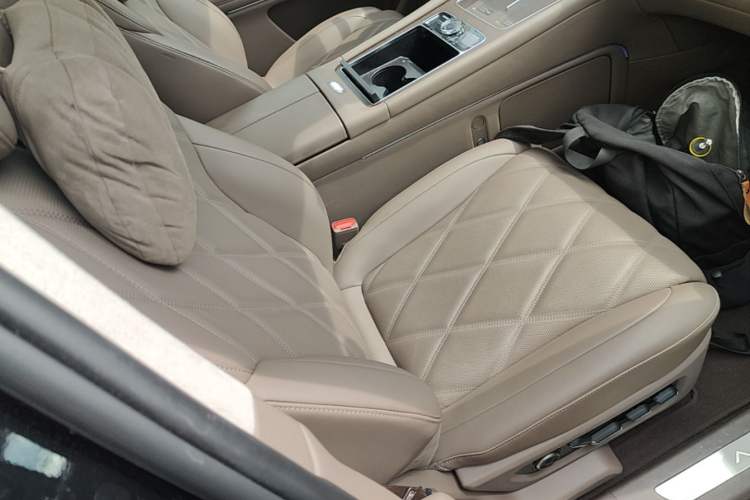 Used Hima AITO M9 2025 Extended-Range Ultra Version 52 kWh 6-Seater Right Front Seat