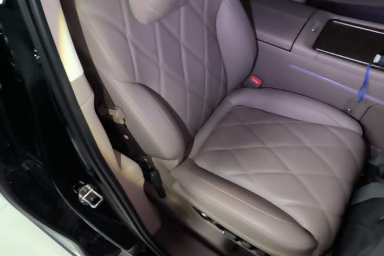 Used Hima AITO M9 2025 Extended-Range Ultra Version 52 kWh 6-Seater Right Front Seat