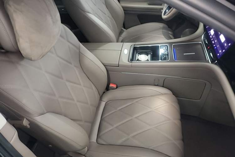 Used Hima AITO M9 2025 Extended-Range Ultra Version 52 kWh 6-Seater Right Front Seat