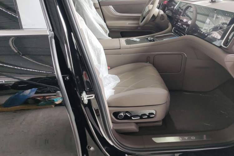Used Hima AITO M9 2025 Model Range-Extended Ultra Edition 52kWh 6-seater (896-line LiDAR) Right Front Seat