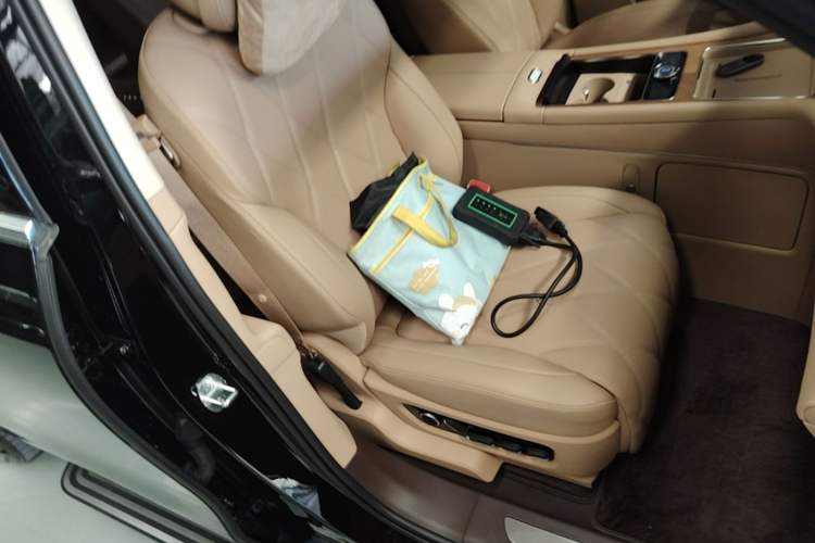 Used Hima AITO M9 2025 Extended-Range Ultra Version 52 kWh 6-Seater Right Front Seat