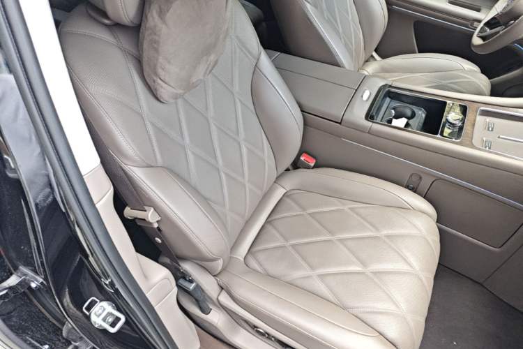 Used Hima AITO M9 2025 Extended-Range Ultra Version 52 kWh 6-Seater Right Front Seat