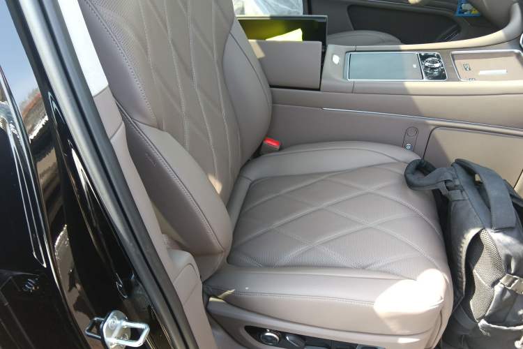 Used Hima AITO M9 2025 Extended-Range Ultra Version 52 kWh 6-Seater Right Front Seat
