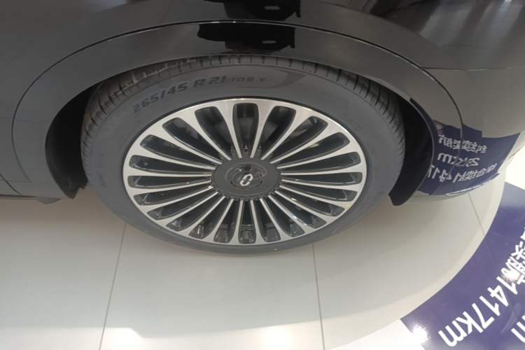 Used Hima AITO M9 2025 Extended-Range Ultra Version 52 kWh 6-Seater Right Front Wheel Hub