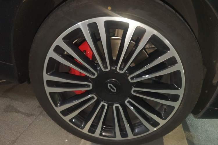 Used Hima AITO M9 2025 Extended-Range Max Version 52 kWh 5-Seater Edition Right Front Wheel Hub
