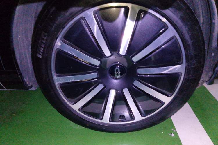 Used Hima AITO M9 2025 All-Electric Max Version 100 kWh 6-Seater Right Front Wheel Hub
