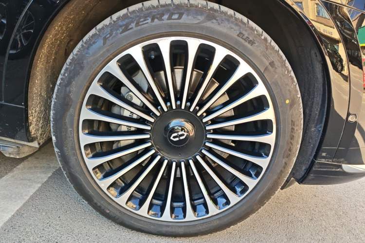 Used Hima AITO M9 2025 Extended-Range Ultra Version 52 kWh 6-Seater Right Front Wheel Hub