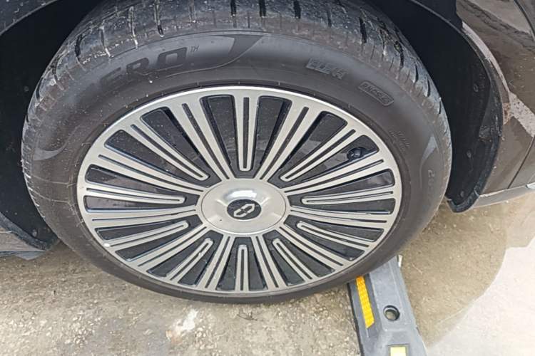 Used Hima AITO M9 2025 Pure Electric Ultra Version 100 kWh 6-Seater Model Right Front Wheel Hub