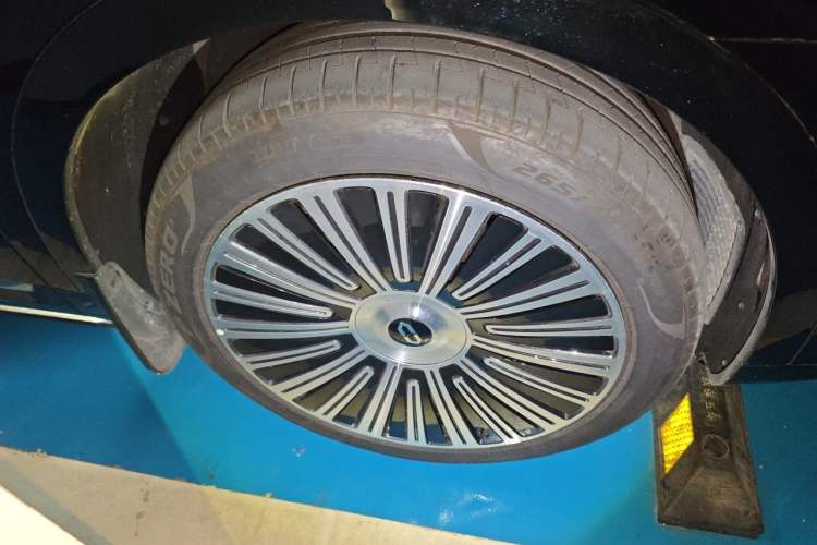 Used Hima AITO M9 2025 Extended-Range Ultra Version 52 kWh 5-Seater Edition Right Front Wheel Hub