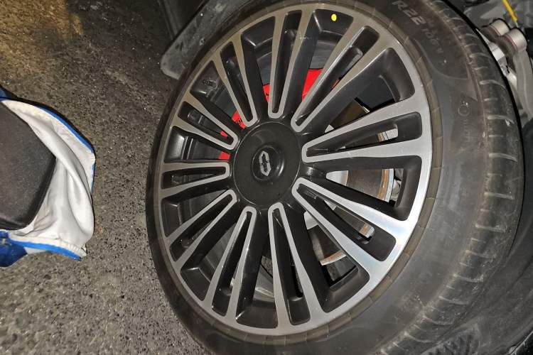Used Hima AITO M9 2025 Extended-Range Ultra Version 52 kWh 5-Seater Edition Right Front Wheel Hub