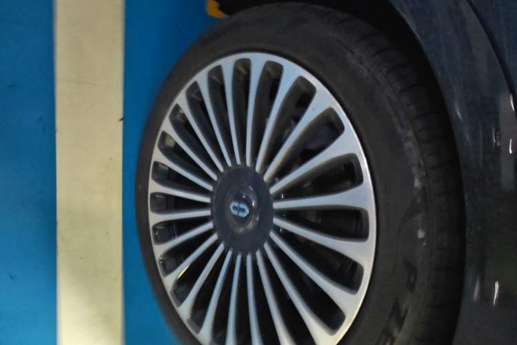 Used Hima AITO M9 2025 Extended-Range Max Version 52 kWh 5-Seater Edition Right Front Wheel Hub