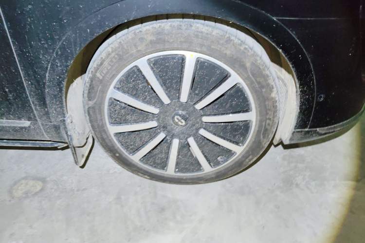 Used Hima AITO M9 2025 Extended-Range Ultra Version 52 kWh 6-Seater Right Front Wheel Hub