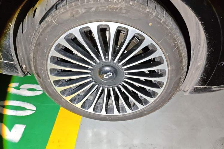 Used Hima AITO M9 2025 Extended-Range Max Version 52 kWh 6-Seater Edition Right Front Wheel Hub