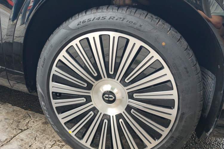 Used Hima AITO M9 2025 Extended-Range Max Version 52 kWh 5-Seater Edition Right Front Wheel Hub