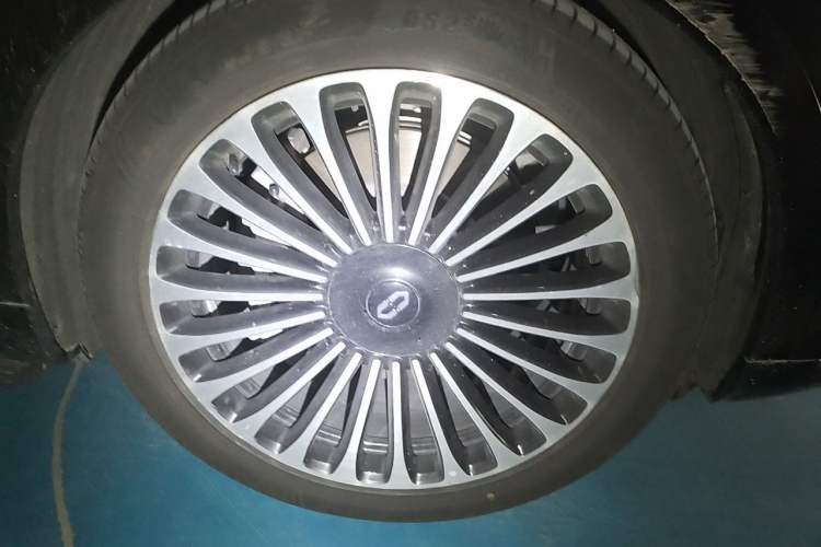 Used Hima AITO M9 2025 Extended-Range Max Version 52 kWh 6-Seater Edition Right Front Wheel Hub