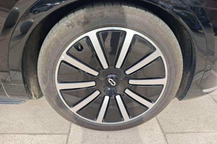 Used Hima AITO M9 2025 Extended-Range Max Version 52 kWh 5-Seater Edition Right Front Wheel Hub