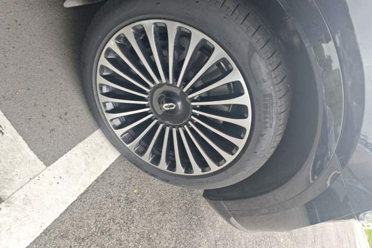 Used Hima AITO M9 2025 Extended-Range Ultra Version 52 kWh 5-Seater Edition Right Front Wheel Hub