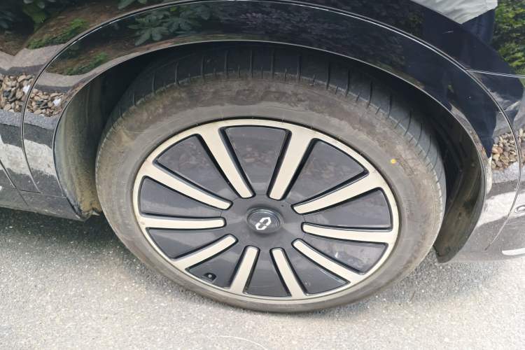 Used Hima AITO M9 2025 Extended-Range Max Version 52 kWh 5-Seater Edition Right Front Wheel Hub