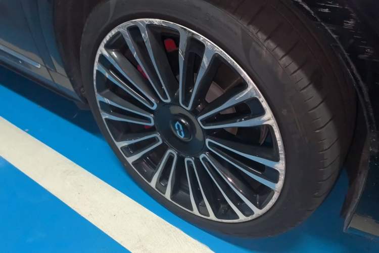 Used Hima AITO M9 2025 Pure Electric Ultra Version 100 kWh 6-Seater Model Right Front Wheel Hub
