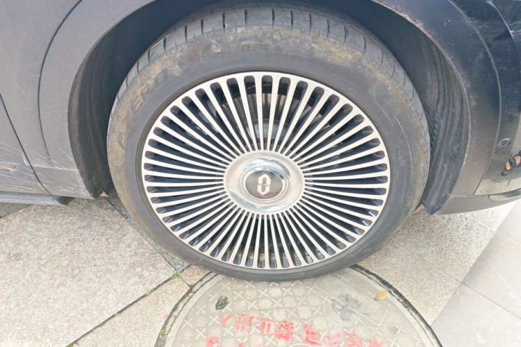 Used Hima AITO M9 2025 Extended-Range Ultra Version 52 kWh 6-Seater Right Front Wheel Hub