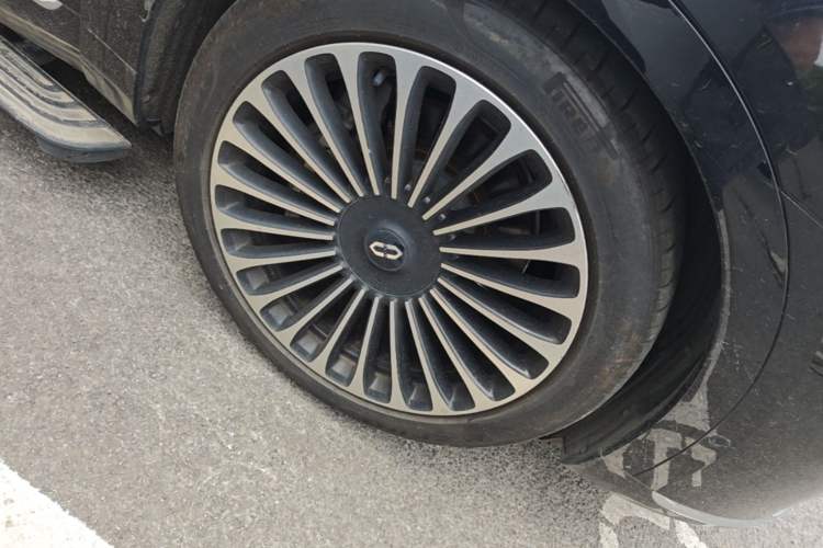 Used Hima AITO M9 2025 Extended-Range Ultra Version 52 kWh 6-Seater Right Front Wheel Hub