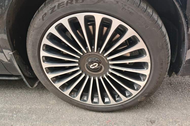 Used Hima AITO M9 2025 Extended-Range Max Version 52 kWh 6-Seater Edition Right Front Wheel Hub