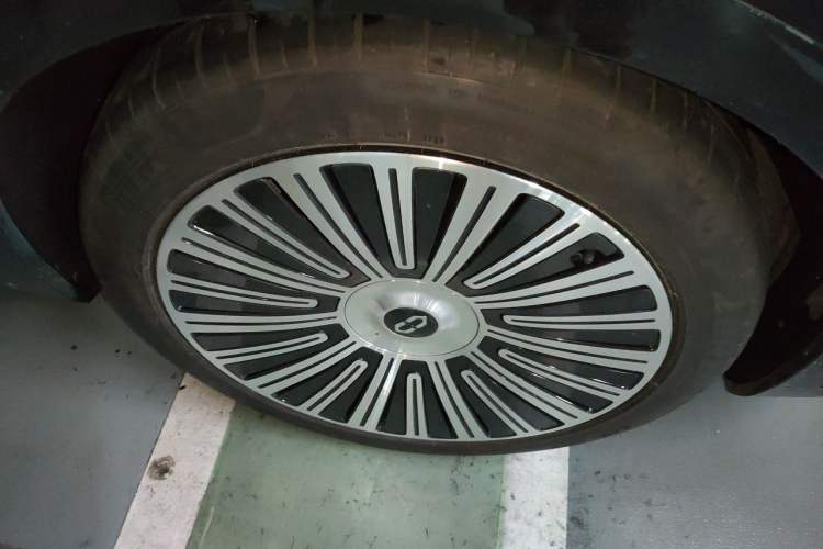 Used Hima AITO M9 2025 Extended-Range Ultra Version 52 kWh 6-Seater Right Front Wheel Hub