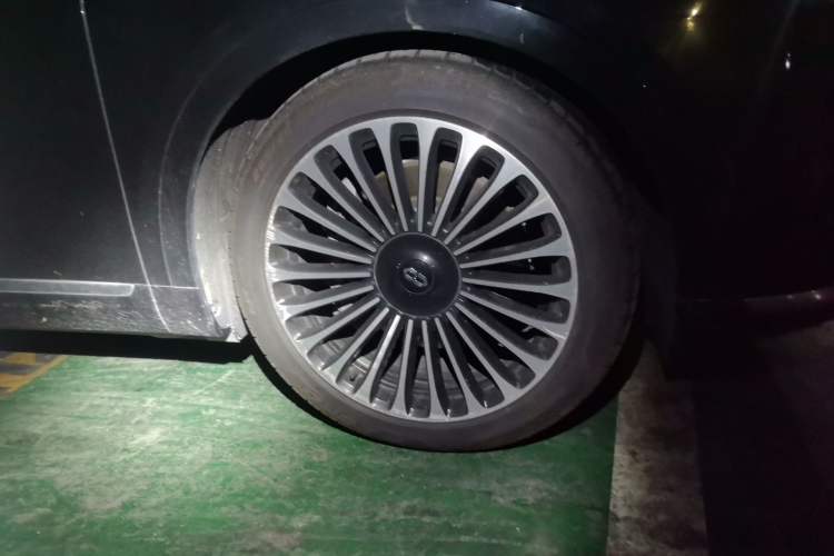 Used Hima AITO M9 2025 Extended-Range Ultra Version 52 kWh 5-Seater Edition Right Front Wheel Hub