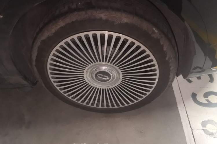Used Hima AITO M9 2025 Extended-Range Ultra Version 52 kWh 5-Seater Edition Right Front Wheel Hub