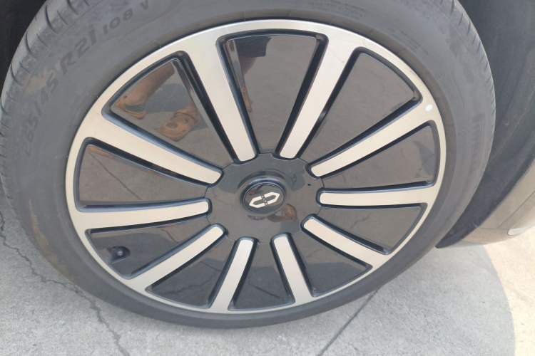Used Hima AITO M9 2025 Extended-Range Max Version 52 kWh 6-Seater Edition Right Front Wheel Hub
