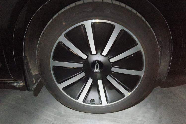 Used Hima AITO M9 2025 Extended-Range Max Version 52 kWh 5-Seater Edition Right Front Wheel Hub