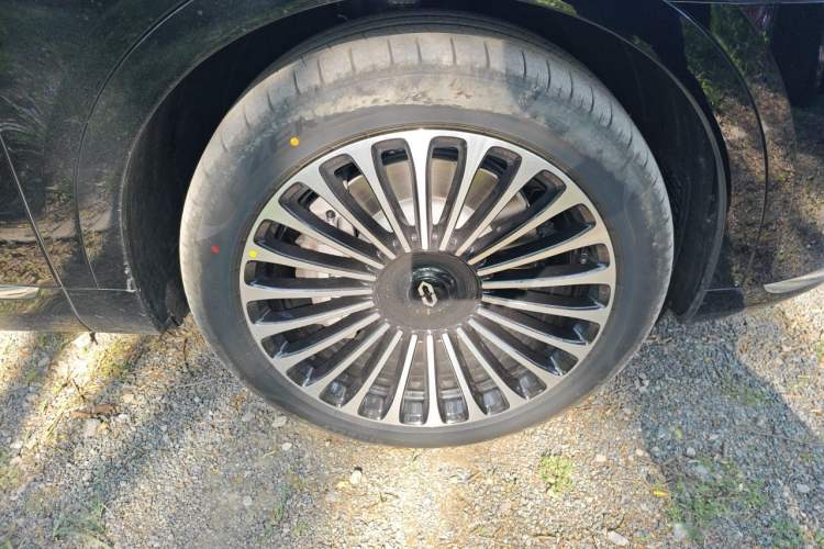 Used Hima AITO M9 2025 Extended-Range Max Version 52 kWh 5-Seater Edition Right Front Wheel Hub