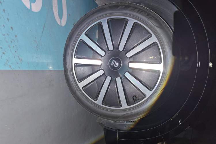 Used Hima AITO M9 2025 Extended-Range Ultra Version 52 kWh 6-Seater Right Front Wheel Hub