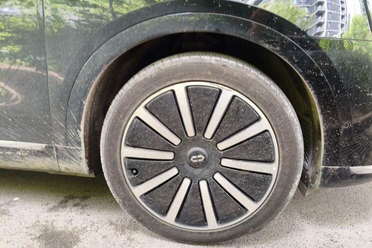 Used Hima AITO M9 2025 Extended-Range Max Version 52 kWh 6-Seater Edition Right Front Wheel Hub