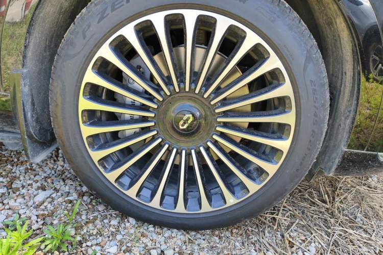 Used Hima AITO M9 2025 Extended-Range Max Version 52 kWh 6-Seater Edition Right Front Wheel Hub
