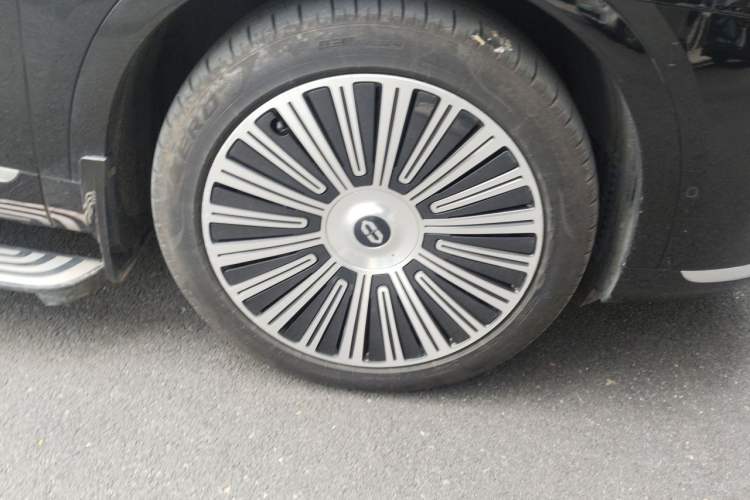 Used Hima AITO M9 2025 Extended-Range Ultra Version 52 kWh 6-Seater Right Front Wheel Hub