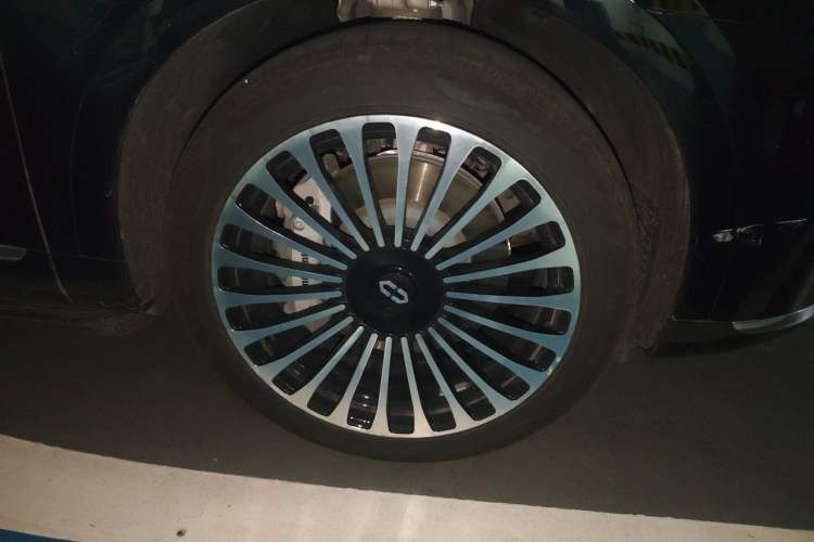Used Hima AITO M9 2025 Extended-Range Max Version 52 kWh 6-Seater Edition Right Front Wheel Hub